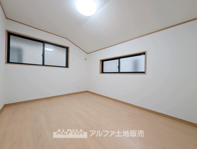 国分寺市新町１丁目の中古一戸建の洋室|【comfort room】
◆落ち着きのある室内◆寝室としても子ども部屋としても使いやすく、暮らしの変化にも対応できる空間。日々の時間を穏やかに過ごせます。