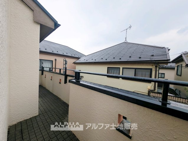 国分寺市新町１丁目の中古一戸建のバルコニー|【Balcony】◆バルコニー◆日当たりの良いバルコニーは、洗濯物がよく乾くだけでなく、外の空気を感じながらひと息つける場所。暮らしに心地よい余白をもたらします。