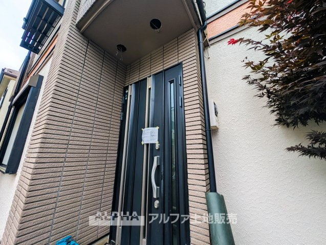 国分寺市新町１丁目の中古一戸建の外観|【Warm Light】
◆ぬくもりに満ちた場所◆
差し込む陽だまりが、心の奥までやさしく照らす。過ごすほどに、この場所が帰りたくなる存在へと変わっていく。