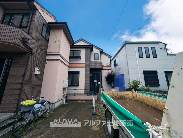 国分寺市新町１丁目の中古一戸建の玄関|【Quiet Comfort】
◆静けさとともに◆
外の喧騒を忘れさせる落ち着きが、日々に余白を生む。ここでの時間が、自然と笑顔を増やしていく。