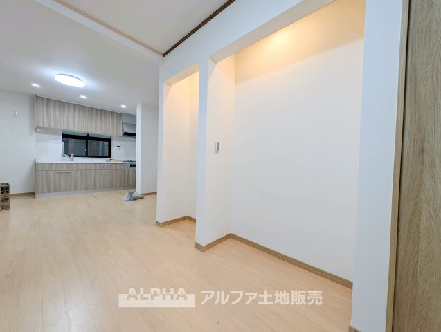 国分寺市新町１丁目の中古一戸建の居間・リビング|【Daily Scene】
◆暮らしをつなぐ場所◆
「おはよう」から「おやすみ」まで、一日のさまざまな時間が交差するリビング。家族の何気ない毎日を、心地よく支える空間です。