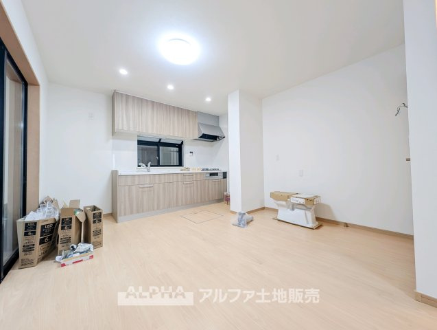 国分寺市新町１丁目の中古一戸建の居間・リビング|【Living Room】
◆家族時間を育む◆
朝は食卓を囲み、昼はお子様の遊び場、夜は家族団らんのひととき。時間帯ごとに異なる役割を担い、暮らしの中心となるリビングです。