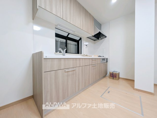 国分寺市新町１丁目の中古一戸建のキッチン|【Feel at Home】
◆自然と居場所になる◆料理をしながら会話が広がる、家族との時間を大切にできるキッチン。空間全体に統一感があり、住まいにやさしいぬくもりを感じられます。