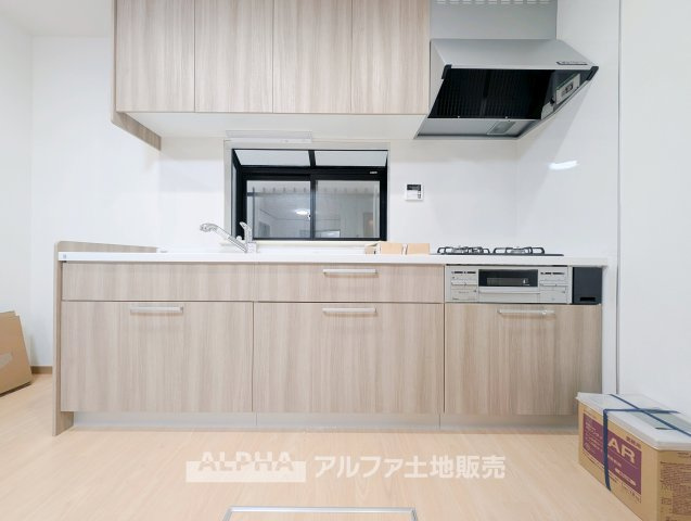 国分寺市新町１丁目の中古一戸建のキッチン|【Feel at Home】
◆自然と居場所になる◆料理をしながら会話が広がる、家族との時間を大切にできるキッチン。空間全体に統一感があり、住まいにやさしいぬくもりを感じられます。