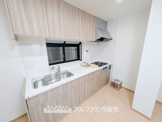 国分寺市新町１丁目の中古一戸建のキッチン|【Timeless Kitchen】
◆暮らしの真ん中にある場所◆毎日の食事も、何気ない会話も自然と集まるキッチンスペース。空間に調和するデザインが、過ごす時間そのものを心地よく変えてくれる。
