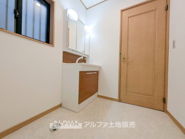 国分寺市新町１丁目の中古一戸建の独立洗面台|【Powder room】
◆独立洗面台◆朝の身支度や帰宅後の手洗いも快適に行える独立洗面台。収納スペースも備えており、洗面用品をすっきり整理できる使い勝手の良い空間です。
