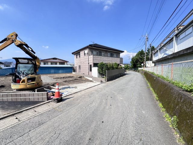 新築　渋川市金井第４　1号棟の前面道路含む現地写真|現地写真南東側接道幅員約4.5ｍ	南西側接道幅員約4ｍ		　