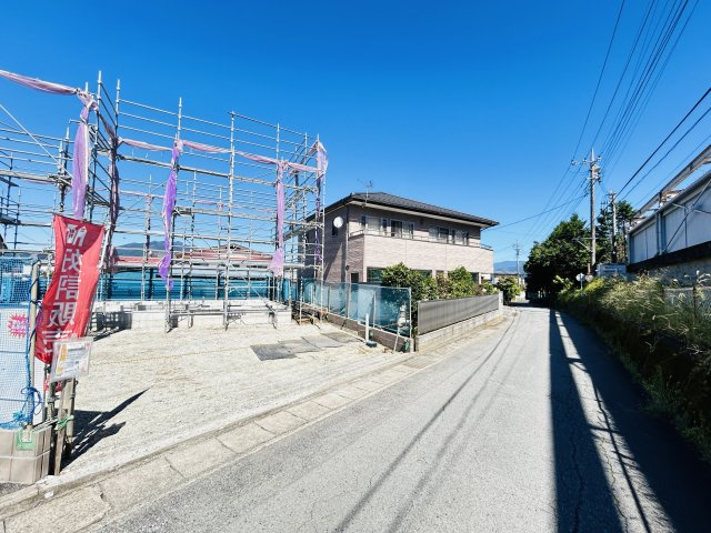 新築　渋川市金井第４　1号棟の前面道路含む現地写真|現地写真南東側接道幅員約4.5ｍ	南西側接道幅員約4ｍ		　