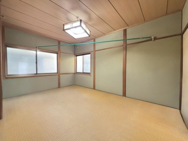 松原市天美南2丁目の和室|2面に窓があり、明るさと風通しを感じられる和室です♪