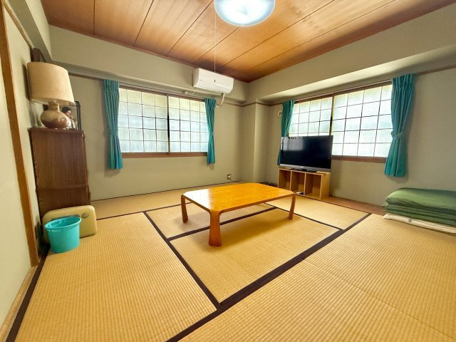 御影パークマンションのその他|当マンション内には来客が宿泊できるゲストルームがあります。寝具、エアコン、テーブル、テレビ、トイレ（事前予約制。1名1泊3000円　2名～2000円増額）