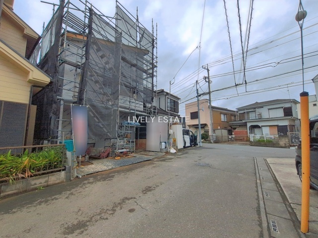 越谷市大字恩間 新築分譲住宅の前面道路含む現地写真