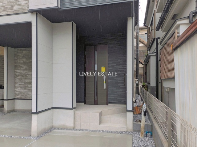 越谷市大字恩間 新築分譲住宅の玄関