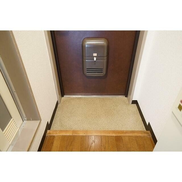 アレックスビル（旧柿岡ビル）の玄関
