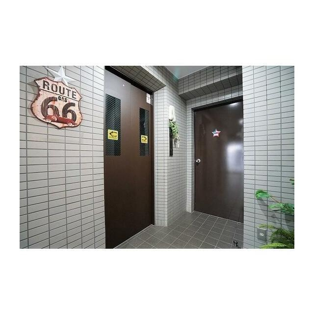 アレックスビル（旧柿岡ビル）のエントランス