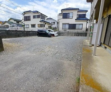 サニーハイツ比留間の駐車場
