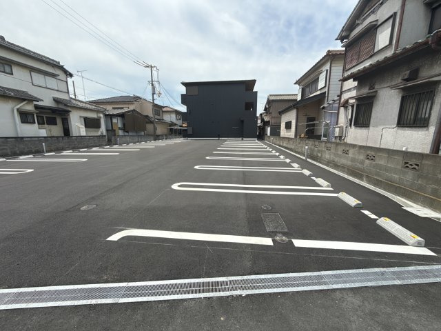 レジデンス尾上町の駐車場