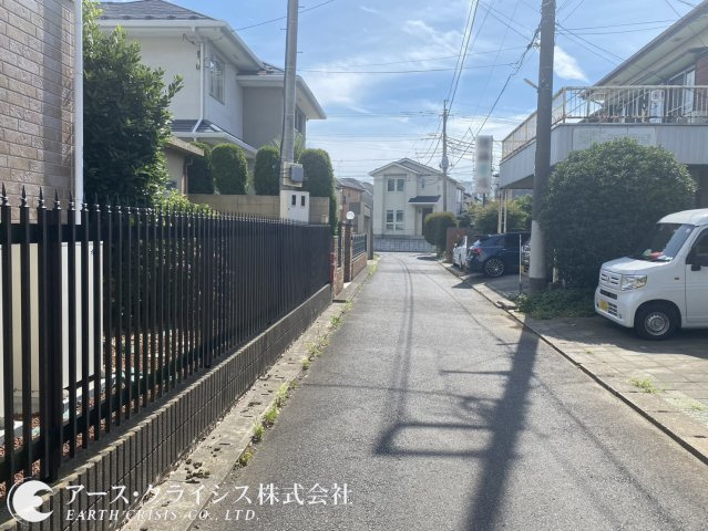 【前面道路含む現地写真】 | 流山市江戸川台西14期 | 建築条件なし。思い描いたマイホームを、そのままカタチに。陽当たりも良く、ガーデニングや家庭菜園にもぴったりのゆとりある敷地。資産としても魅力のある立地で、将来を見据えた住まい選びを。