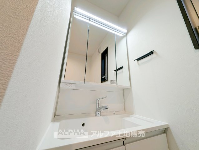 東大和市中央四丁目戸建の洗面所|【Powder room】
◆独立洗面台◆身支度がはかどる独立洗面台を採用。鏡まわりや下部収納を活用することで、日用品を整理しやすく清潔感のある空間を保てます。