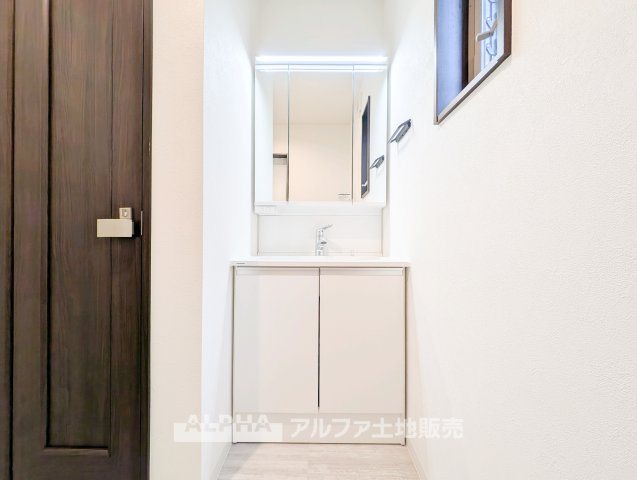 東大和市中央四丁目戸建の独立洗面台|【Powder room】
◆独立洗面台◆朝の身支度や帰宅後の手洗いも快適に行える独立洗面台。収納スペースも備えており、洗面用品をすっきり整理できる使い勝手の良い空間です。