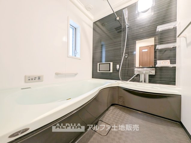 東大和市中央四丁目戸建の浴室|【Clean space】
◆浴室◆清潔感のあるバスルームは、お手入れもしやすい設計。浴室乾燥機付きで、雨の日の洗濯や湿気対策にも便利です。