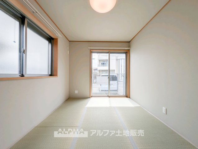 東大和市中央四丁目戸建の和室|【Japanese-room】
◆和室◆畳和室を備えた住まい。家族のくつろぎや来客対応など、多目的に使える空間です。