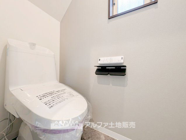 東大和市中央四丁目戸建のトイレ|【Warm water flush toilet】
◆温水洗浄便座付きトイレ◆お掃除も楽々。快適に過ごすためには今や欠かせない設備の一つです。壁掛けリモコンで使いやすくいつでも清潔に保てます。