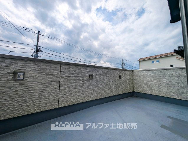 東大和市中央四丁目戸建のバルコニー|【Balcony】◆バルコニー◆日当たりの良いバルコニーは、洗濯物がよく乾くだけでなく、外の空気を感じながらひと息つける場所。暮らしに心地よい余白をもたらします。