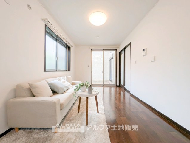 東大和市中央四丁目戸建の居間・リビング|【Flexible Space】
◆暮らしに寄り添う◆
食事や団らん、テレワークやお子様の勉強スペースなど、多彩な用途に対応するリビング。ライフスタイルに合わせて活用できます。