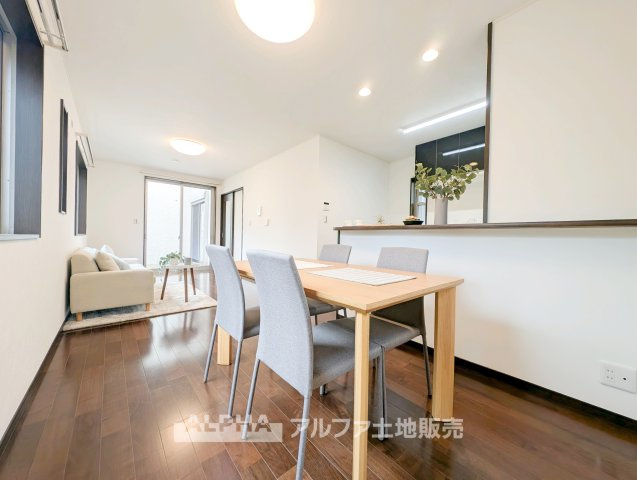 東大和市中央四丁目戸建の居間・リビング|【Living Story】◆暮らしが続いていく場所◆
ここで過ごす日々が、少しずつ思い出になっていく。そんな時間を育てていく住まい。