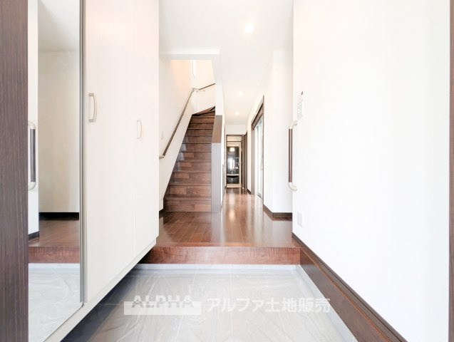 東大和市中央四丁目戸建の玄関|【Welcome Space】
◆玄関◆帰宅時にほっとできる、穏やかな空気感の玄関。整った空間が日々の切り替えを自然にサポートし、来客時にも好印象を与えます。