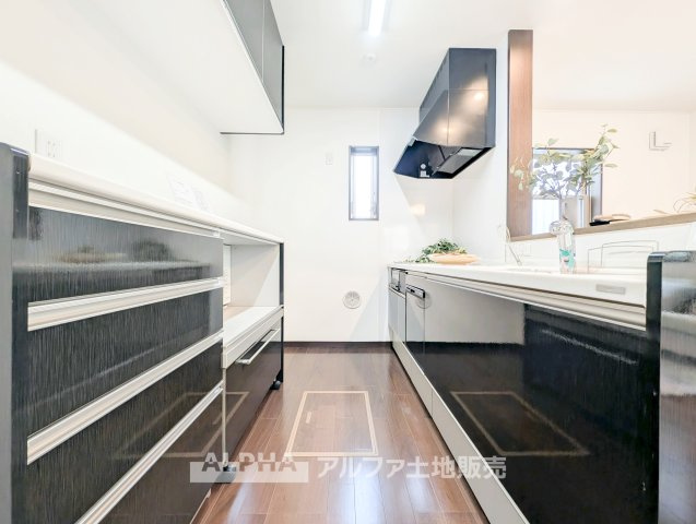 東大和市中央四丁目戸建のキッチン|【Timeless Kitchen】
◆暮らしの真ん中にある場所◆毎日の食事も、何気ない会話も自然と集まるキッチンスペース。空間に調和するデザインが、過ごす時間そのものを心地よく変えてくれる。
