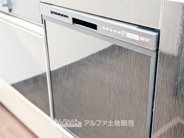東大和市中央四丁目戸建のキッチン|【Food washing machine】
◆食洗機◆お子様の面倒を見れる時間が増え時短になります。加えて手荒れも防げてしかも節水が高い為、大変人気があり重宝します。