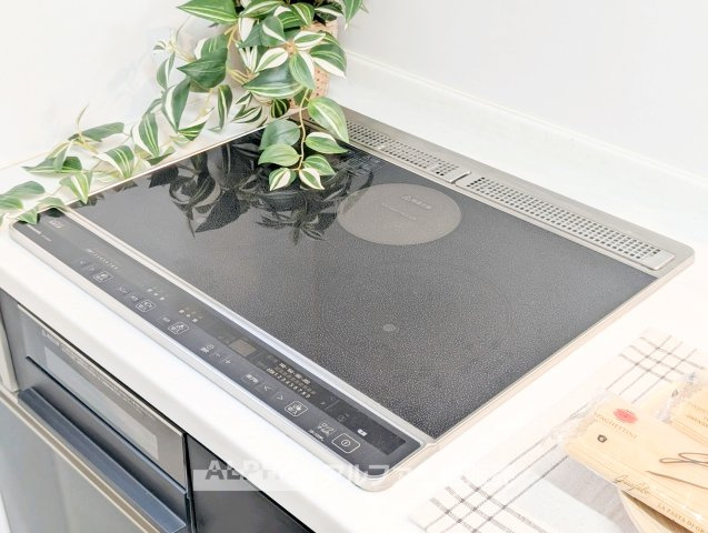 東大和市中央四丁目戸建のキッチン|【IH cooking heater】
◆IHクッキングヒーター◆火を使わず調理できる為、小さなお子様が居ても安心のアイテム。お掃除もサッとひと拭きで綺麗になるので楽チンですね。