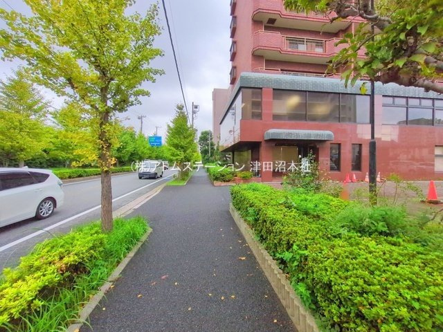 【その他】 | アトムセレクト　メゾン海神５階 | マンション前の歩道幅は広めで歩きやすいです