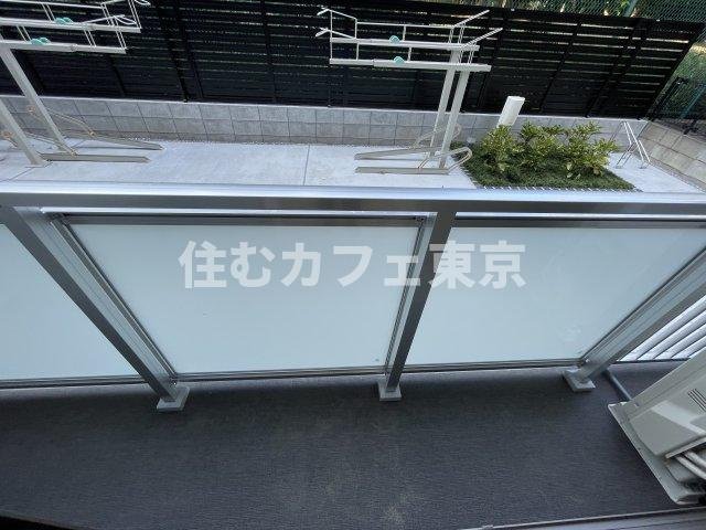リブリ・国立イチョウテラスのバルコニー