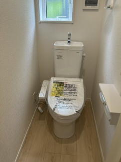 【トイレ】 | 鈴蘭台東町８丁目　新築戸建 | 1階　トイレ　窓があるので換気もできます。