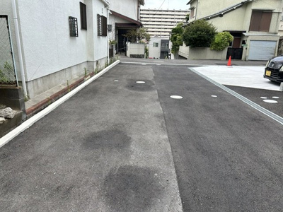 【前面道路含む現地写真】 | 鈴蘭台東町８丁目　新築戸建 | 前面道路との高低差もないので駐車も楽々です。