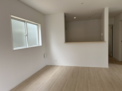 【居間・リビング】 | 鈴蘭台東町８丁目　新築戸建 | 明るく開放感のあるリビングです。