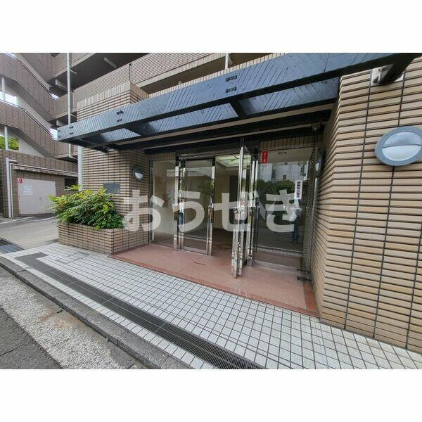 アブニール根岸のエントランス