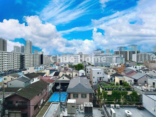 グランシティレイディアント東京イーストの展望|手を伸ばせば、ふれることが出来そうな環境が、そのままインテリアになったような印象です。その豊かな眺望にふさわしい空間には、通風・採光にも優れ、心地よい光と風があふれています