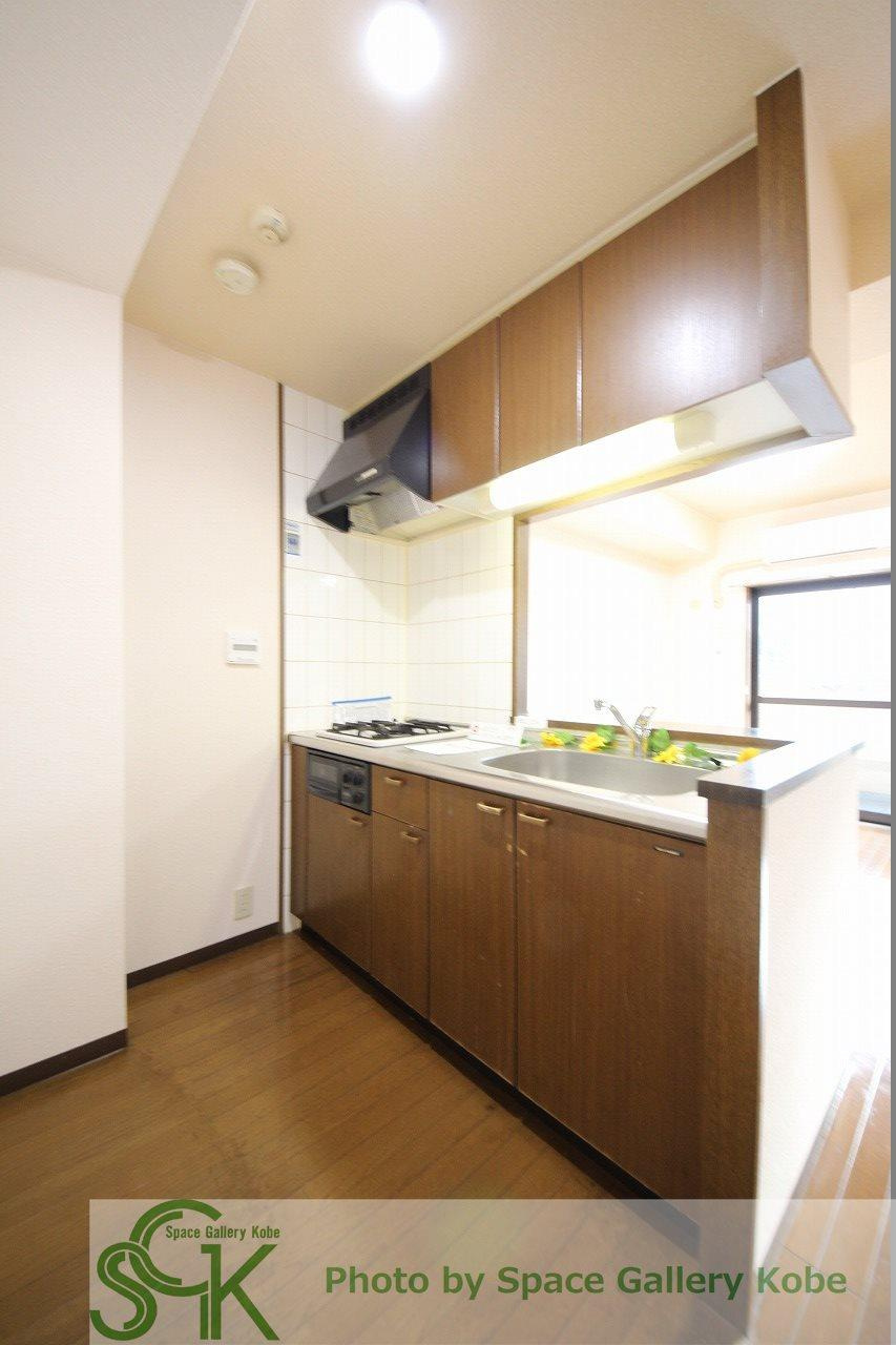 プラザハイツ二ツ屋　A棟のキッチン|※お部屋により仕様が異なる可能性があります。