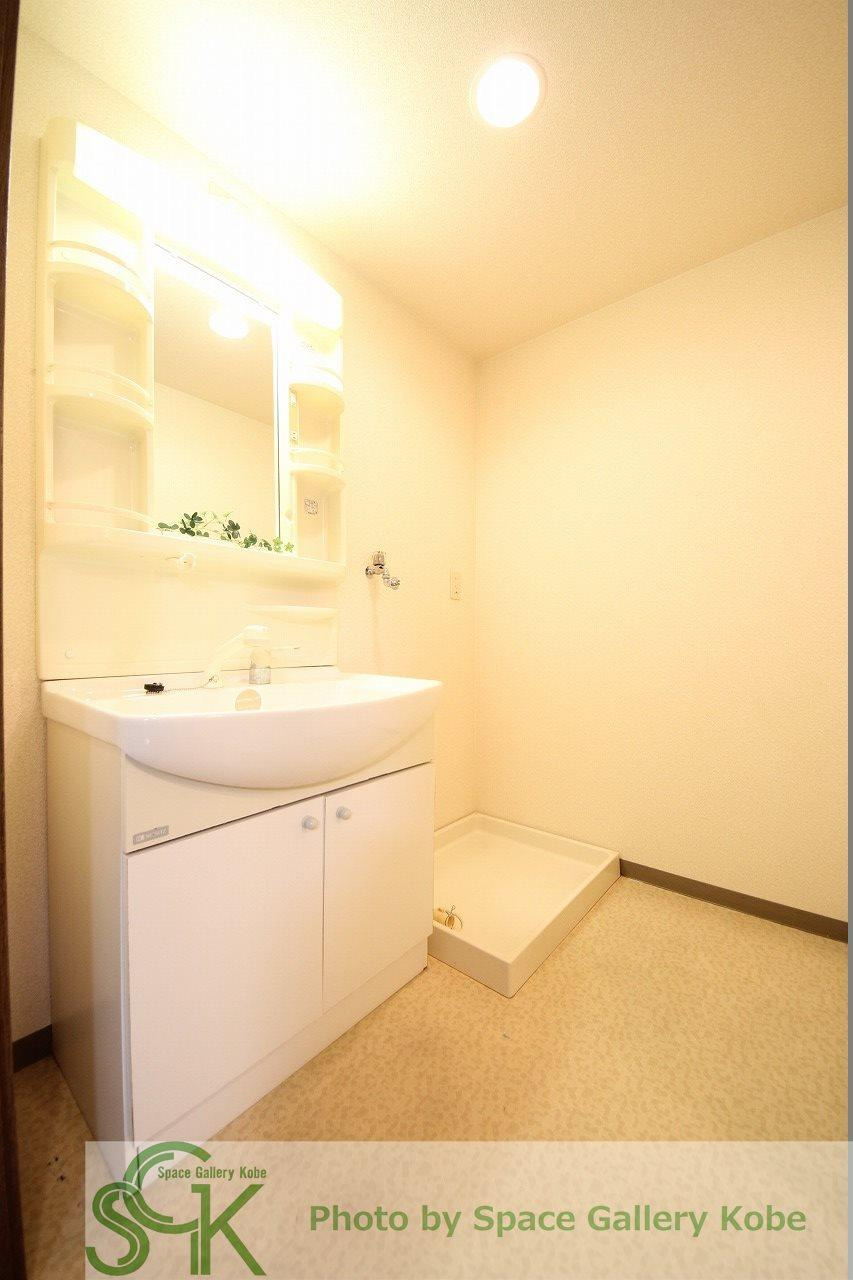 プラザハイツ二ツ屋　A棟の洗面所|※お部屋により仕様が異なる可能性があります。