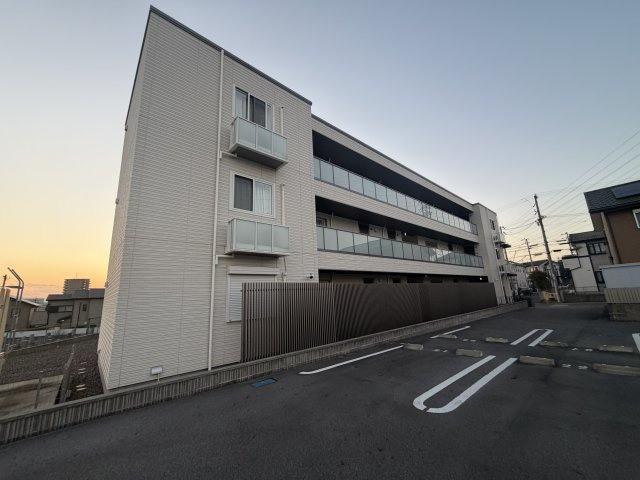 シェルブルーの駐車場