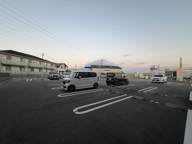 シェルブルーの駐車場