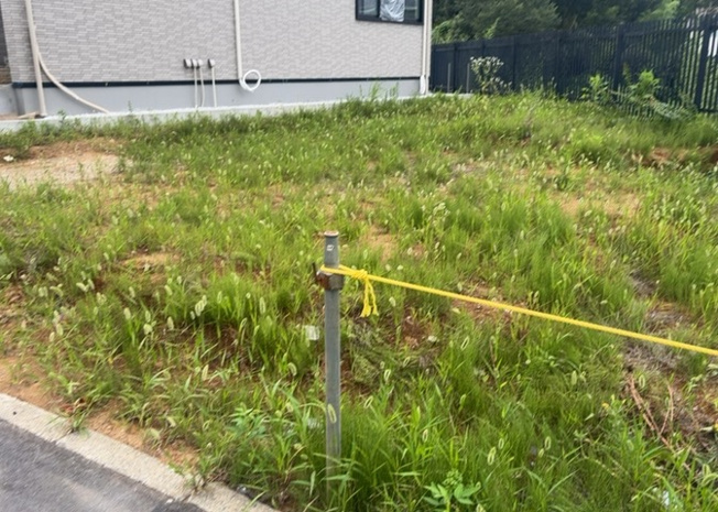 【冷暖房・空調設備】 | 基礎パッキング工法とは、床下の換気確保のため基礎と土台の間に緩衝材を挟み込む工法です。土台の下に数十センチの間隔で設置されるため、全体的な隙間が生まれます。床下換気口に比べて高い通気性が確保されます。