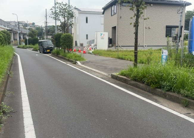 【前面道路含む現地写真】 | 道幅が狭い場所は比較的土地の値段が低いことが多く、また交通量が少ないため騒音が少なく静かな環境で過ごせます。また、小さいお子様がいるご家庭も安心です。一方で車の駐車が難しいというデメリットもあります。