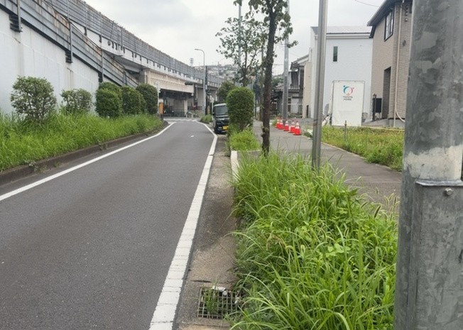 【前面道路含む現地写真】 | 道幅が広い場所は日当たりや風通が良好です。幅が広いのですれ違いも可能ですし大きな車でも駐車可能！一方で、大型車が通ることも多くなるため交通量の増加により騒音に繋がります。また土地の値段が高くなります。