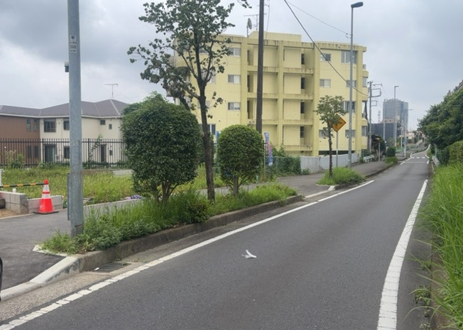 【前面道路含む現地写真】 | 住宅用の土地では前面道路に2m以上接していなければならないと法律で定められています。しかし、お持ちの車のサイズやライフスタイルなどにより、2mでは利便が悪い場合もございますので、事前に確認しましょう。