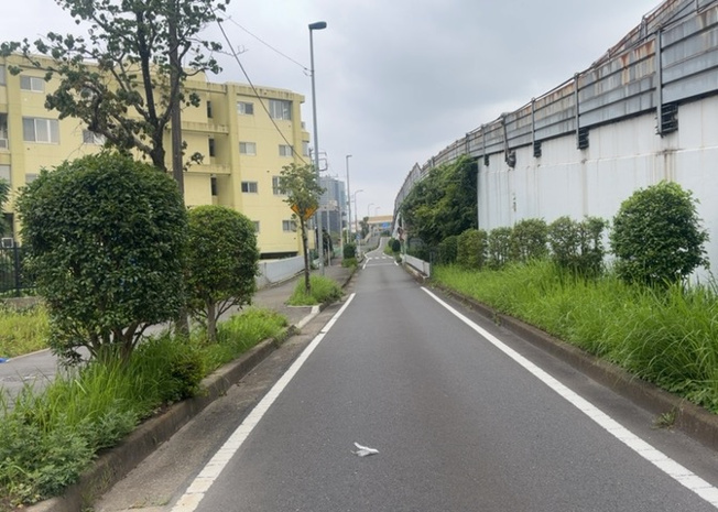 【前面道路含む現地写真】 | お持ちの車種によっては前面道路が広い方が便利でしょう。しかし、前面道路が広ければその分交通量が多くなるため、騒音などが気になる場合があります。実際に現地を見学し、周辺交通量や騒音などを確認しましょう！