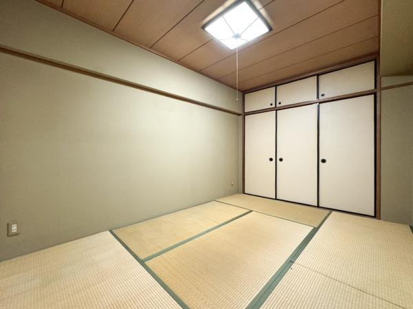エメラルドマンション古国府の和室|落ち着いた雰囲気の和室です。シンプルなデザインで整った畳が印象的です。収納スペースとして便利な押し入れも備わっています。照明が部屋全体を明るく照らしています。